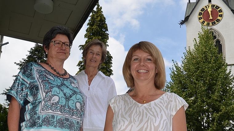 Jana Weiss (rechts), Projektleiterin Ämtler Tandem, mit Pionierin Ursula Jarvis (links) und Ursi Schweizer von der Kirchenpflege Mettmenstetten. (Bild tst.)