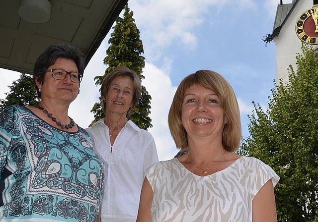 Jana Weiss (rechts), Projektleiterin Ämtler Tandem, mit Pionierin Ursula Jarvis (links) und Ursi Schweizer von der Kirchenpflege Mettmenstetten. (Bild tst.)