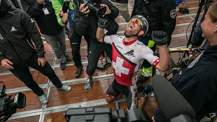 Unbeschreibliche Freude von Urs Huber: Der RRC-Amt-Fahrer aus Mettmenstetten gewinnt zum fünften Mal den Grand Raid im Wallis. (Bild Etienne Bornet)