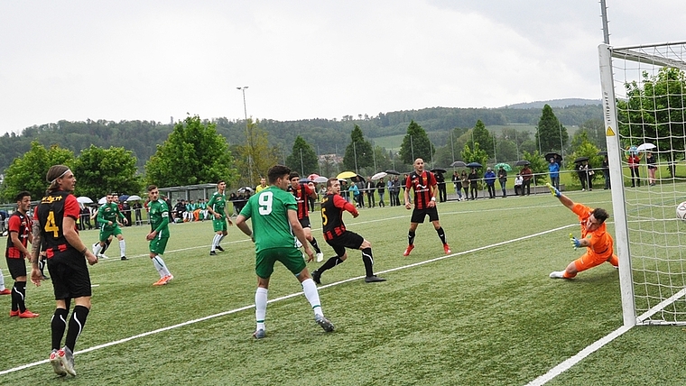 Die Zuschauer durften sich am unterhaltsamen Spiel erwärmen, WBs Schneebeli erzielt von der Strafraumgrenze aus das 1:1. <em>(Bild Kaspar Köchli)</em>