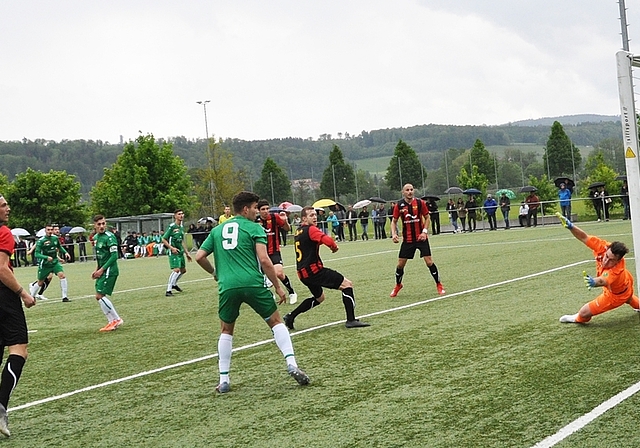 Die Zuschauer durften sich am unterhaltsamen Spiel erwärmen, WBs Schneebeli erzielt von der Strafraumgrenze aus das 1:1. <em>(Bild Kaspar Köchli)</em>