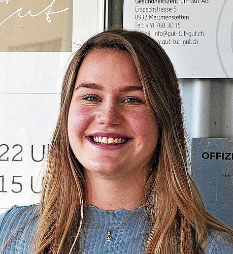 Kerstin Gut steht vor ihrem Abschluss als Fachfrau Bewegungs- und Gesundheitsförderung. Sie arbeitet im elterlichen Gesundheitszentrum in Mettmenstetten. Kerstin Gut steht vor ihrem Abschluss als Fachfrau Bewegungs- und Gesundheitsförderung. Sie arbeitet im elterlichen Gesundheitszentrum in Mettmenstetten.