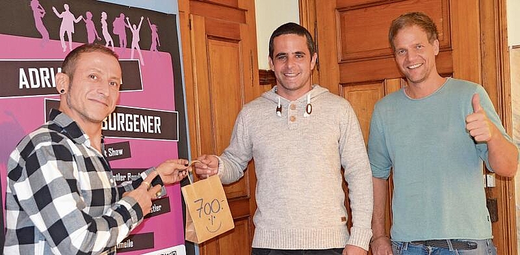 Nino Lentini (links) übergibt die 700 Franken Hutkollekte an Andreas Isoz (Mitte) und Jonas Roth. (Bild Thomas Stöckli)