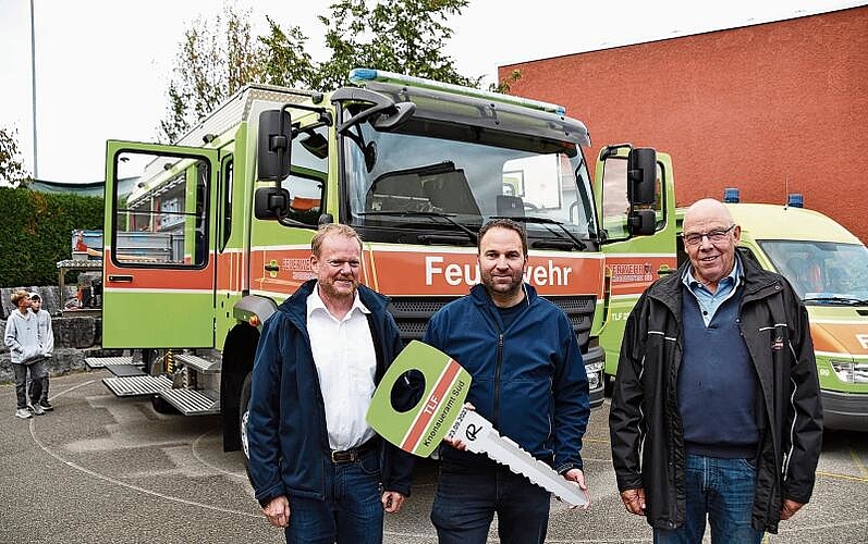«Schlüsselübergabe» für das neue Tanklöschfahrzeug, von links: Lieferant Karl Rusterholz, Kommandant Martin Pfister und Jürg Meili, Präsident der Feuerwehrkommission. (Bilder Werner Schneiter)