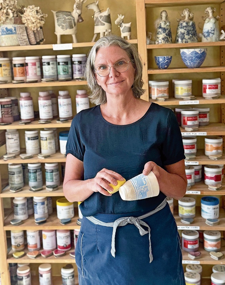 Myrta Arnold steht in ihrem Atelier. (Bild Brigitte Reemts Flum)