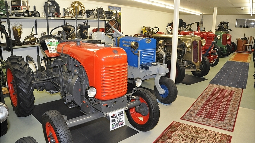 Nur 2000 dieser J-Räder wurden weltweit hergestellt. Dreirad-Side-Motor-Töff, hergestellt im Jahr 1925. Der vierzylindrige Ford-Lastwagen aus dem Jahr 1928. 