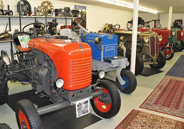 Nur 2000 dieser J-Räder wurden weltweit hergestellt. Dreirad-Side-Motor-Töff, hergestellt im Jahr 1925. Der vierzylindrige Ford-Lastwagen aus dem Jahr 1928. 