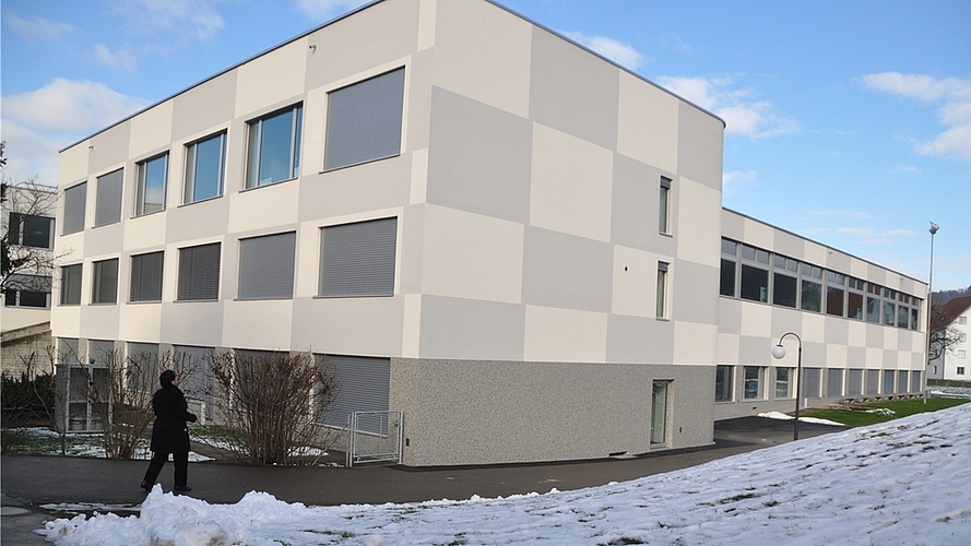 Die neue Fassade des Schulhauses Ennetgraben. (Bilder Werner Schneiter)