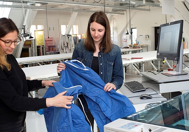 Lorena Adler (links) aus Wettswil und Selina Cadruvi recyceln blaue Einwegkleidung aus Spitälern. <em>(Bilder zvg.)</em>