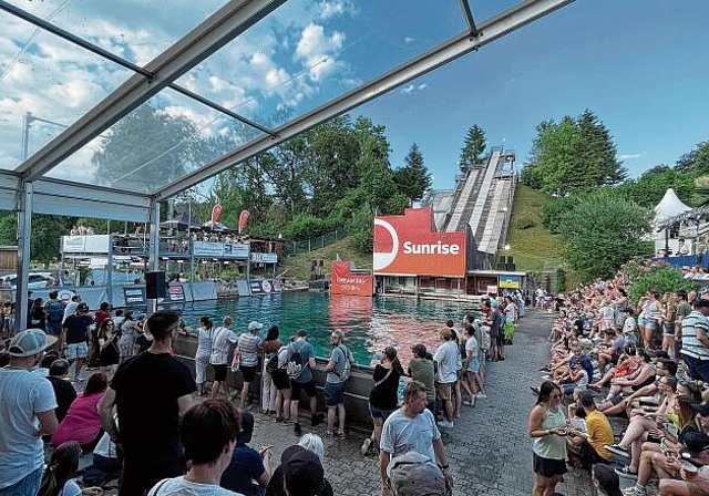 Fast 2000 Zuschauerinnen und Zuschauer verfolgten die Sprünge von den Wasserschanzen. (Bilder Dominik Stierli)