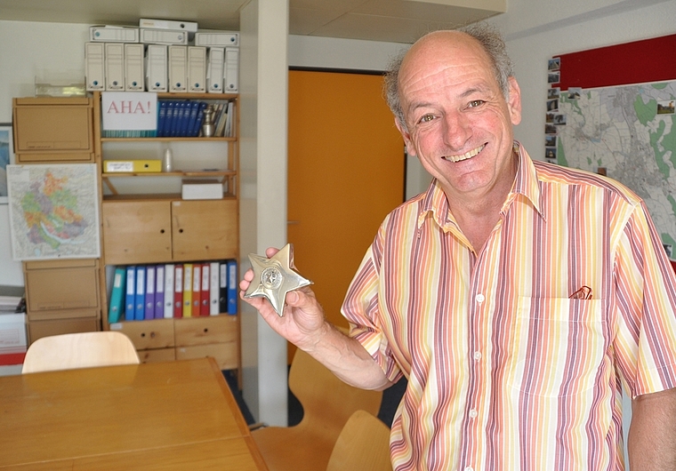 Hansueli Rickli im Friedensrichterbüro in Affoltern. Anlässlich eines Weiterbildungsaufenthalts in diesem Frühjahr in Texas hat er vom örtlichen Justice of Peace einen Sheriffstern erhalten. (Bild Werner Schneiter)