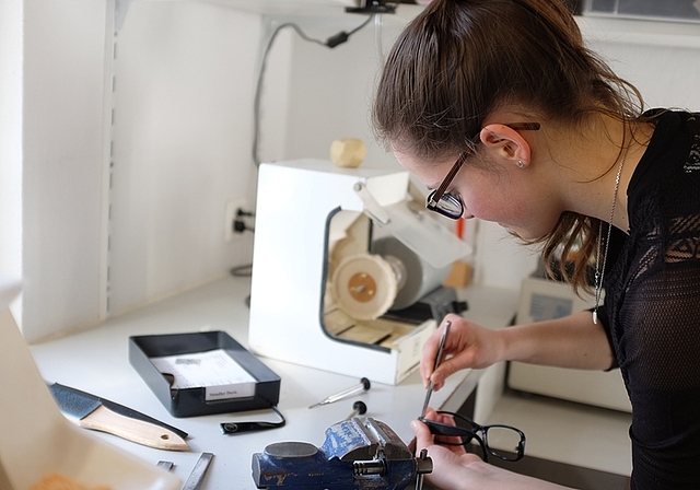 Selina Frey hat sich für eine Optikerlehre entschieden. Die Mischung aus Feinmechanik und Modeberatung zieht immer noch viele Jugendliche an. (Bilder Salomon Schneider)