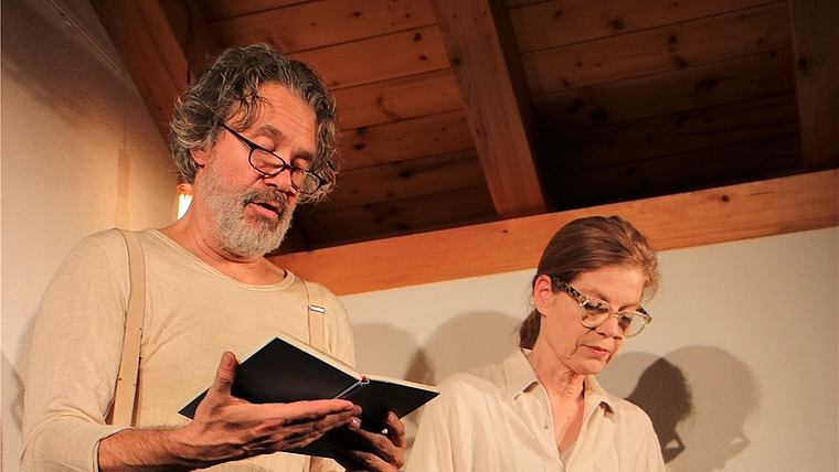 Die Schauspieler Irina Schönen und Gian Rupf lasen aus dem Roman «Ein ganzes Leben» von Robert Seethaler und lösten tiefe Betroffenheit aus. <em>(Bild Regula Zellweger)</em>