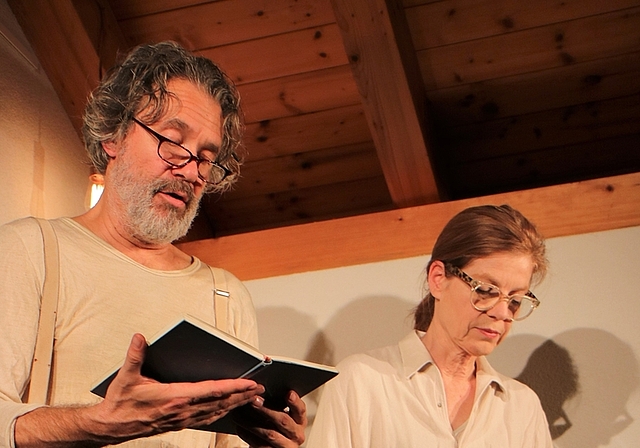 Die Schauspieler Irina Schönen und Gian Rupf lasen aus dem Roman «Ein ganzes Leben» von Robert Seethaler und lösten tiefe Betroffenheit aus. <em>(Bild Regula Zellweger)</em>