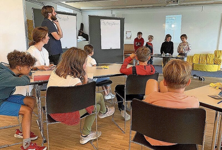 Nach dem Rundgang durch Knonau präsentieren die Schülerinnen und Schüler, wo ihrer Ansicht nach überall Verbesserungen nötig sind. (Bilder Stefan Schneiter)