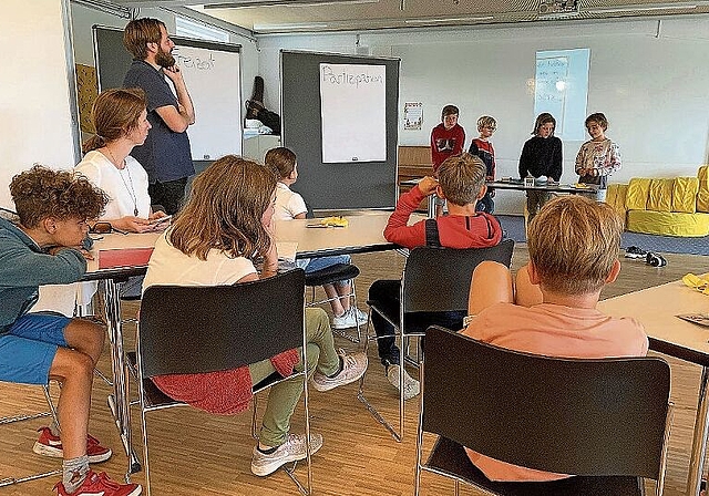 Nach dem Rundgang durch Knonau präsentieren die Schülerinnen und Schüler, wo ihrer Ansicht nach überall Verbesserungen nötig sind. (Bilder Stefan Schneiter)