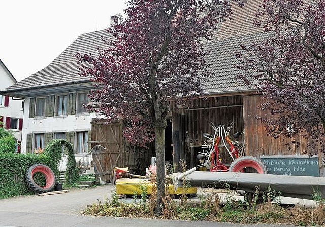 Das Bauernhaus der Familie Vollenweider hat den fürs Knonauer Amt typischen «Knick» im Dach und ist dreigeteilt: Wohnhaus, Scheune und Stall. (Bild Regula Zellweger)