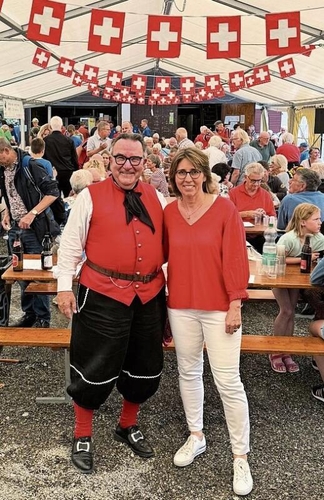Ottenbacher Bürger und Gemeinde-
präsident Stäfas, Christian Haltner, mit der Ottenbacher Gemeindepräsidentin Gaby Noser. (Bilder Dominik Stierli)