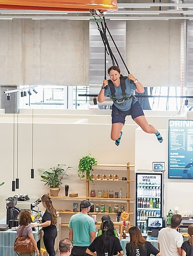 Bei Jung und Alt beliebt: der Zipline-Coaster, mit dem man mehrere Meter über Boden an einem Schienensystem durch Teile der Halle und das Restaurant fliegt.