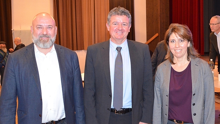 Sie haben gemeinsam über Vor- und Nachteile einer Einheitsgemeinde Ottenbach informiert. Von links: Primarschulpräsident Anastasios Minidis, Berater Pascal Widmer (Federas), und Gemeindepräsidentin Gabriela Noser. (Bild tst.)