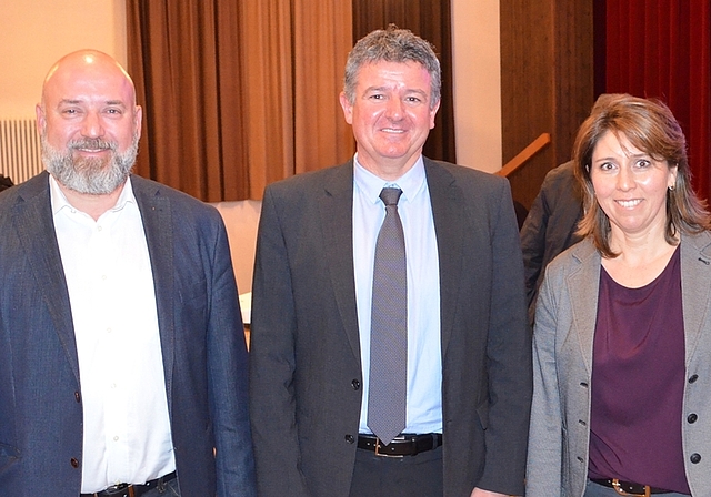 Sie haben gemeinsam über Vor- und Nachteile einer Einheitsgemeinde Ottenbach informiert. Von links: Primarschulpräsident Anastasios Minidis, Berater Pascal Widmer (Federas), und Gemeindepräsidentin Gabriela Noser. (Bild tst.)