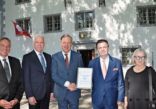 An der Neugründung und Urkundenübergabe des Vereins Diplomaten International in der Schweiz auf Schloss Knonau, von links die Vorstandsmitglieder Dr. René Eichenberger und Arthur Renz, der Vorsitzende Jörg W. Prinz von Sachsen-Coburg und Gotha, P