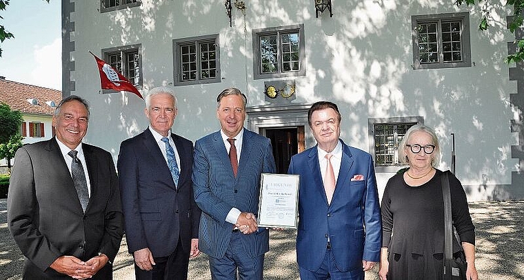 An der Neugründung und Urkundenübergabe des Vereins Diplomaten International in der Schweiz auf Schloss Knonau, von links die Vorstandsmitglieder Dr. René Eichenberger und Arthur Renz, der Vorsitzende Jörg W. Prinz von Sachsen-Coburg und Gotha, P