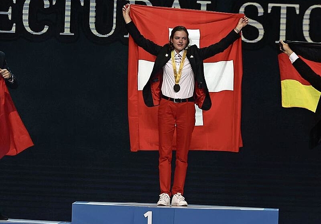 Die 23-jährige Marlena Senne am vergangenen Samstag an der Siegerehrung der EuroSkills 23 in Polen ganz oben auf dem Podest. (Bild Jakub Gruca/WorldSkills Europe)