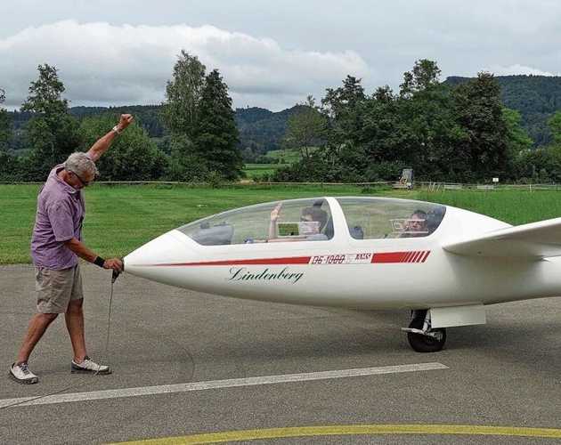 Robert Mattenberger, selbst Flugschüler, hilft beim Einhängen des Schleppseils. Zur Verständigung mit der Besatzung dienen Handzeichen. (Bild Marcus Weiss)