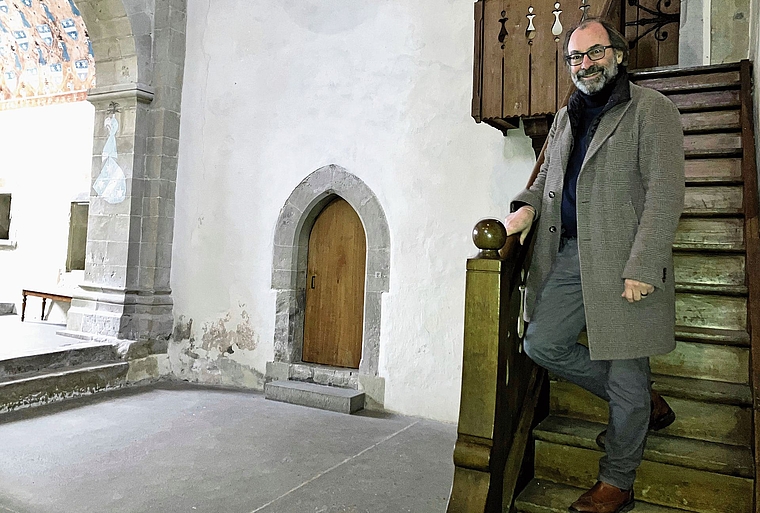 Pfarrer Andreas Nufer an seinem Lieblingsort. Über diese Treppe in der Kirche gingen die Mönche zum Tagzeitengebet.   (Bild Marianne Voss)