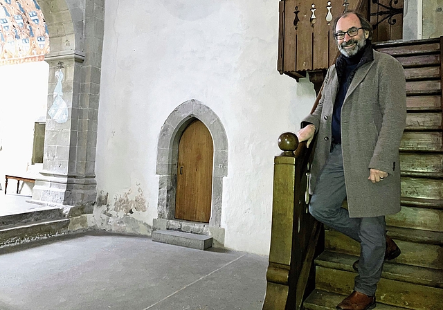 Pfarrer Andreas Nufer an seinem Lieblingsort. Über diese Treppe in der Kirche gingen die Mönche zum Tagzeitengebet.   (Bild Marianne Voss)
