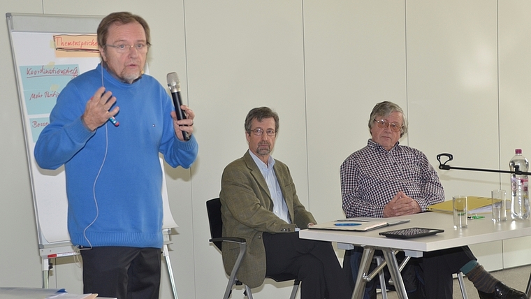 Auf der Suche nach Zufriedenheit: Gesprächsleiter Bernd Kopp, Pfarreiratspräsident Felix Meier und Pfarrer Bernhard Herzog (von links). (Bild Martin Mullis)