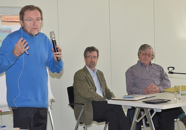 Auf der Suche nach Zufriedenheit: Gesprächsleiter Bernd Kopp, Pfarreiratspräsident Felix Meier und Pfarrer Bernhard Herzog (von links). (Bild Martin Mullis)