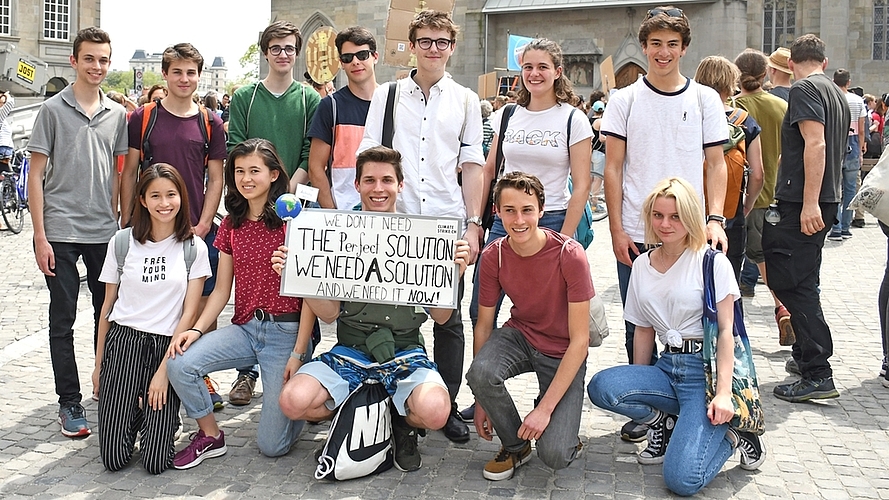 York Schwieger (hintere Reihe, 5.v.l.), Xenja Waser (vordere Reihe, 2.v.l.) und ihre Mitschülerinnen und Mitschüler sowie zwei Ehemalige der Kantonsschule Limmattal streikten am Freitag gemeinsam für effizienteren Klimaschutz.<em/>