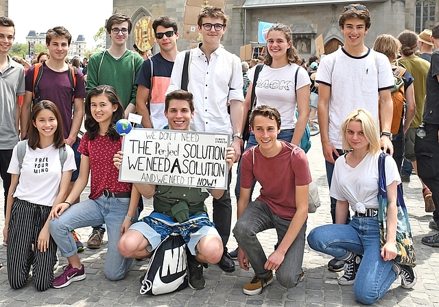 York Schwieger (hintere Reihe, 5.v.l.), Xenja Waser (vordere Reihe, 2.v.l.) und ihre Mitschülerinnen und Mitschüler sowie zwei Ehemalige der Kantonsschule Limmattal streikten am Freitag gemeinsam für effizienteren Klimaschutz.<em/>