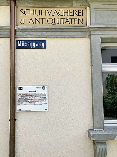 Die ehemalige Schuhmacherei war ein Stoff- und Bekleidungsgeschäft, später ein Konsumwaren-Geschäft.