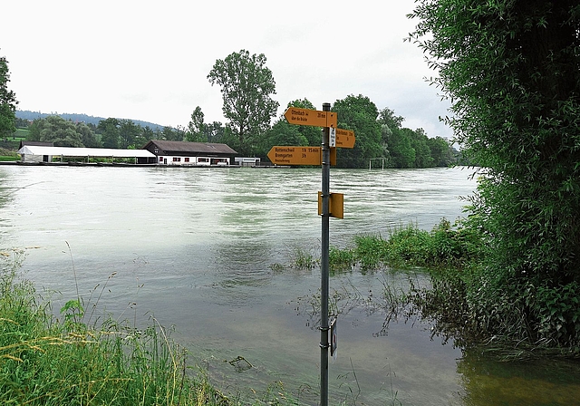 Regelmässig führt die Reuss Hochwasser. Auf dem Bild, das Hochwasser vom 17. Juli 2021, aufgenommen von der Aargauer Seite. In der Bildmitte das besonders gefährdete Pontonierhaus Ottenbach. (Archivbild)