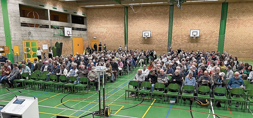 Die Obfelder Gemeindeversammlung fand in der Mehrzweckhalle Zendenfrei statt, über deren Erweiterung an der Versammlung debattiert wurde. (Bild Dominik Stierli)