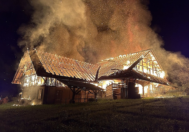 Zuletzt ging am Dienstagabend in Bonstetten ein leer stehendes Bauernhaus mit Scheune in Flammen auf. (Bild Kapo Zürich)