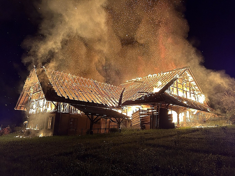 Zuletzt ging am Dienstagabend in Bonstetten ein leer stehendes Bauernhaus mit Scheune in Flammen auf. (Bild Kapo Zürich)