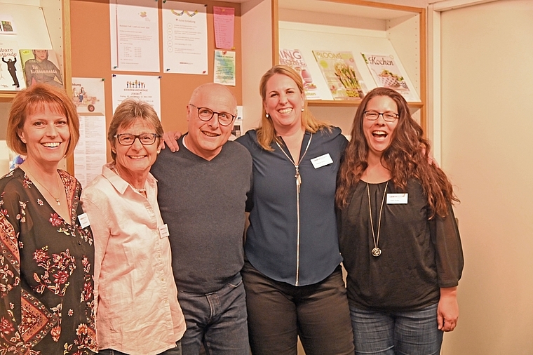 Vier Frauen und ein Superheld: Steven Schneider inmitten des Bibi-Teams, von links: Doris Niederer, Renate Utzinger, Nadine Schor und Karin Koller. (Bild Martin Mullis)