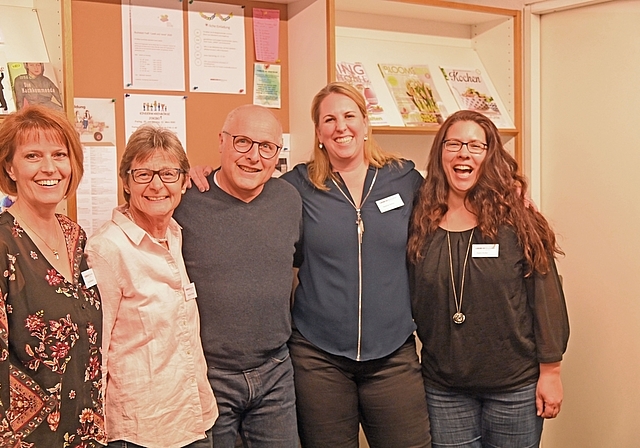 Vier Frauen und ein Superheld: Steven Schneider inmitten des Bibi-Teams, von links: Doris Niederer, Renate Utzinger, Nadine Schor und Karin Koller. (Bild Martin Mullis)