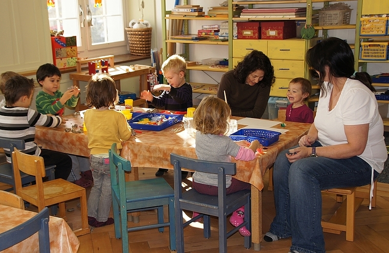 Frühe Förderung und beste Vorbereitung für Kindergarten und Schule: Spielgruppen, wie hier die Spielwerkstatt von Galina Bruder und Hanni Stutz im Alten Gemeindehaus, Affoltern, erfüllen diesbezüglich eine wichtige Aufgabe. (Bild kb)
