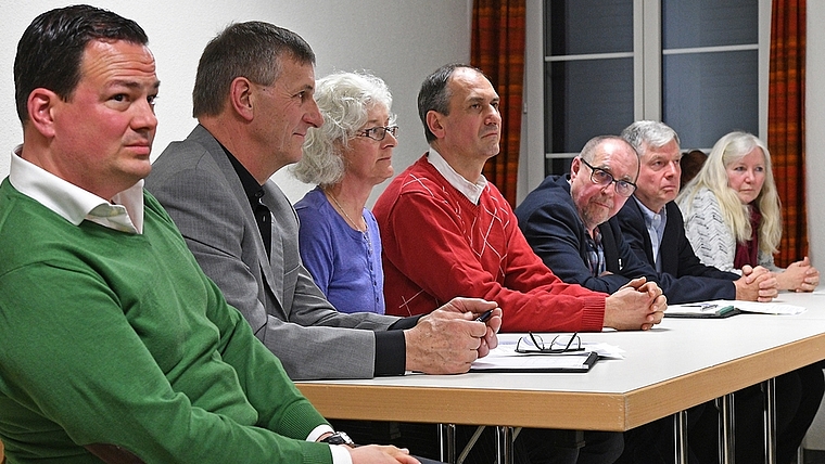 Wahlpodium Kappel mit den Gemeinderatskandidaten. Von links: Martin Hunkeler, Jakob Müller, Carolina Hauser Häberling, Salvatore Nava, Gesprächsleiter Martin Mullis, David Vogelsanger, Heidi Hui und (verdeckt) Marion Ackermann. (Bild Martin Platte