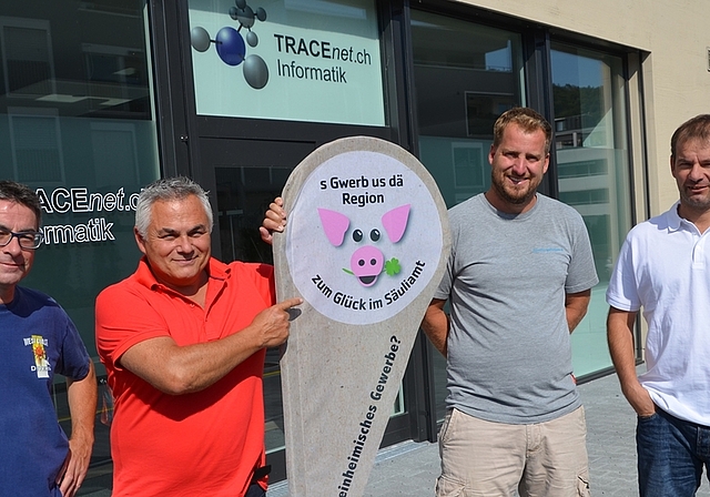 «Zum Glück im Säuliamt». Von links: Manuel Alonso (Gewerbeverein Affoltern), Gastgeber Ivano Brignoli, Patrick Müller (Vizepräsident Gewerbeverein Oberamt) und René Ammann (Präsident Gewerbeverein Affoltern). <em>(Bild Thomas Stöckli)</em>