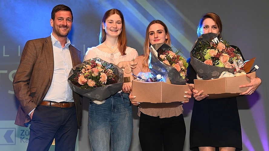 Kategoriensponsor Roland Beer von der Garage Hächler neben SSA-Siegerin Jacqueline Schneebeli, Elin Ott und Alessia Danelli.