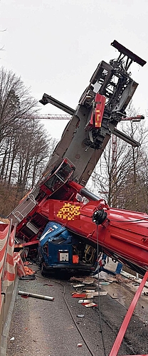 Grosser Sachschaden beim Kranunfall. (Bilder Kantonspolizei Zürich) Grosser Sachschaden beim Kranunfall. (Bilder Kantonspolizei Zürich)