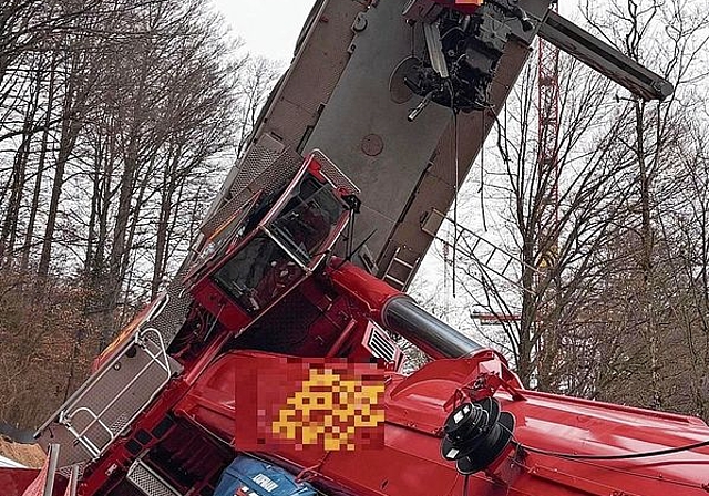 Grosser Sachschaden beim Kranunfall. (Bilder Kantonspolizei Zürich)