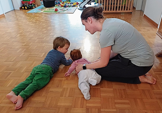 Der kleine Jon liebt es, seine kleine Schwester Mia anzuleiten. Mutter Lea Frey unterstützt die Geschwister im Miteinander und schützt die kleine Mia liebevoll. (Bild Regula Zellweger)