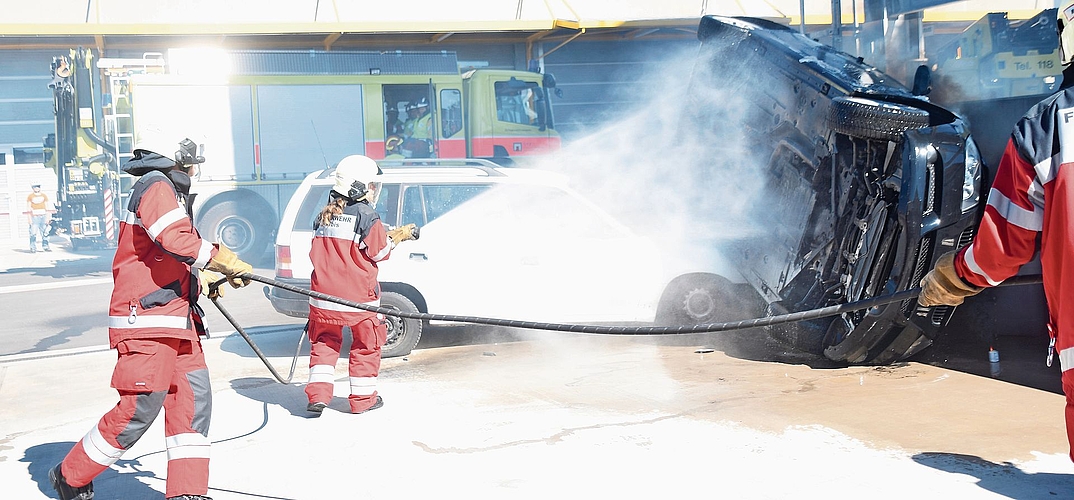 Verkeilte Autos: mit Wasser einen Brand verhindern. Verkeilte Autos: mit Wasser einen Brand verhindern.